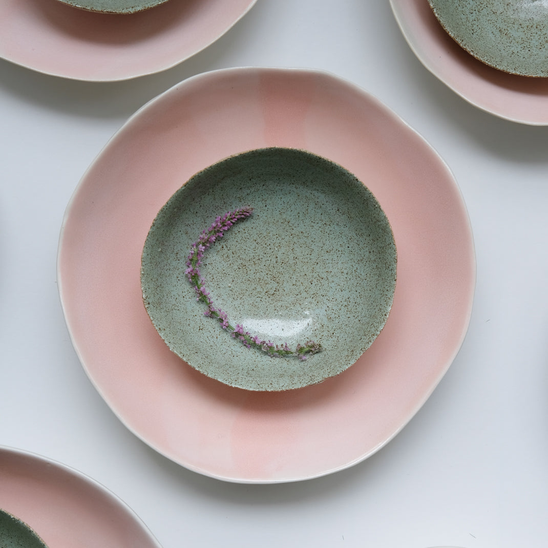 Assiette creuse rose de Dorothée Juilliard chez Brutal Ceramics