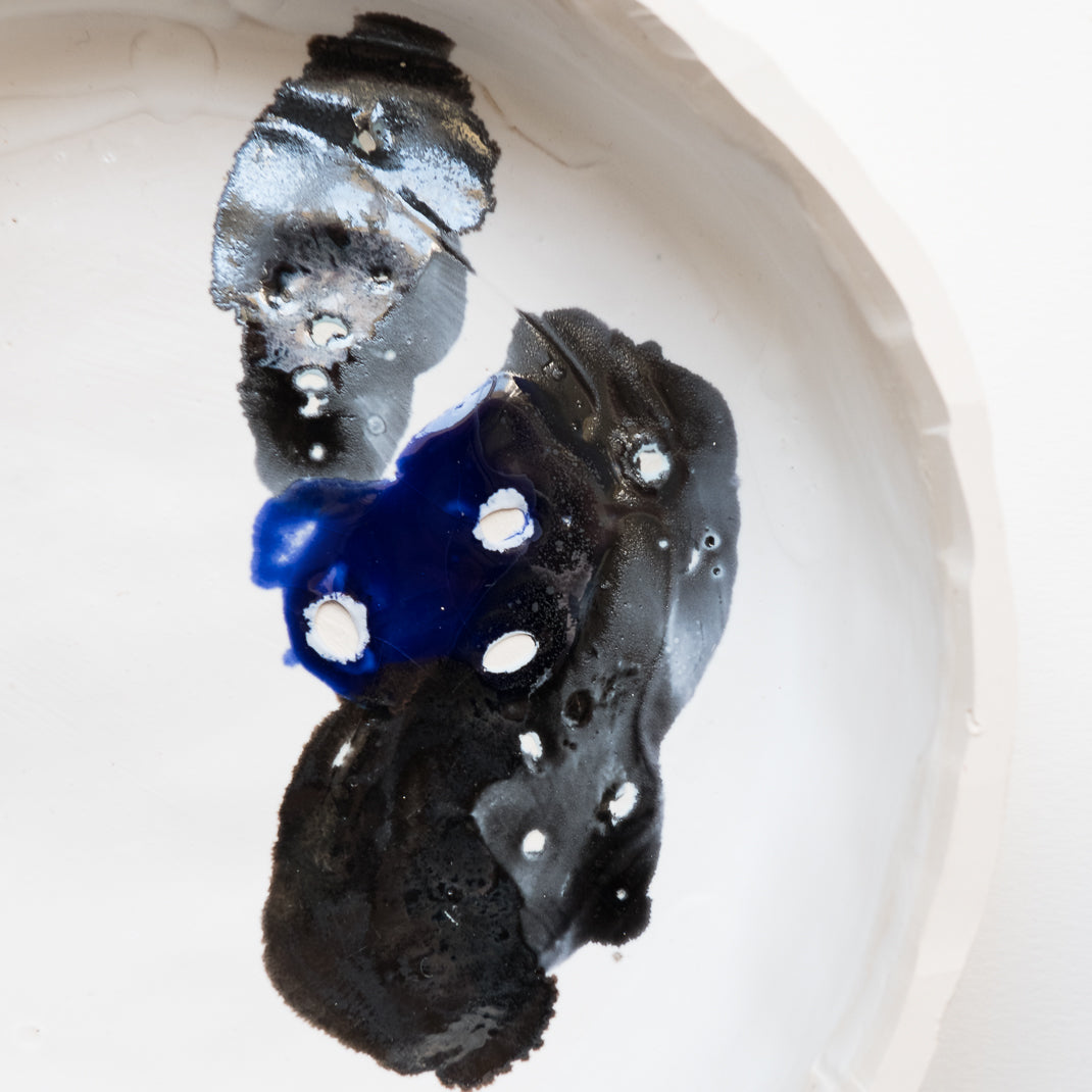 Assiette issue de la collection Alta conçue par Emmanuelle Roule pour Brutal dans son atelier parisien.