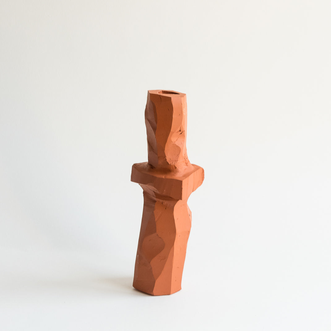 Vase issu de la collection Kume conçu par Emmanuelle Roule pour Brutal dans son atelier parisien.