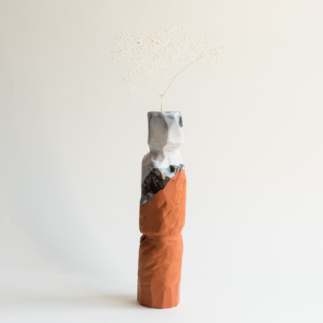 Vase issu de la collection Kume conçu par Emmanuelle Roule pour Brutal dans son atelier parisien.