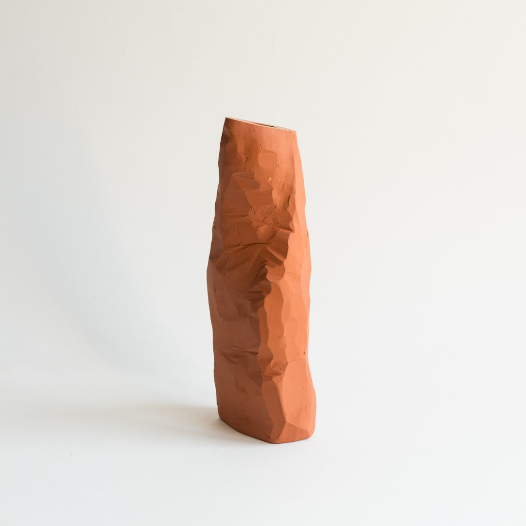 Vase issu de la collection Kume conçu par Emmanuelle Roule pour Brutal dans son atelier parisien.