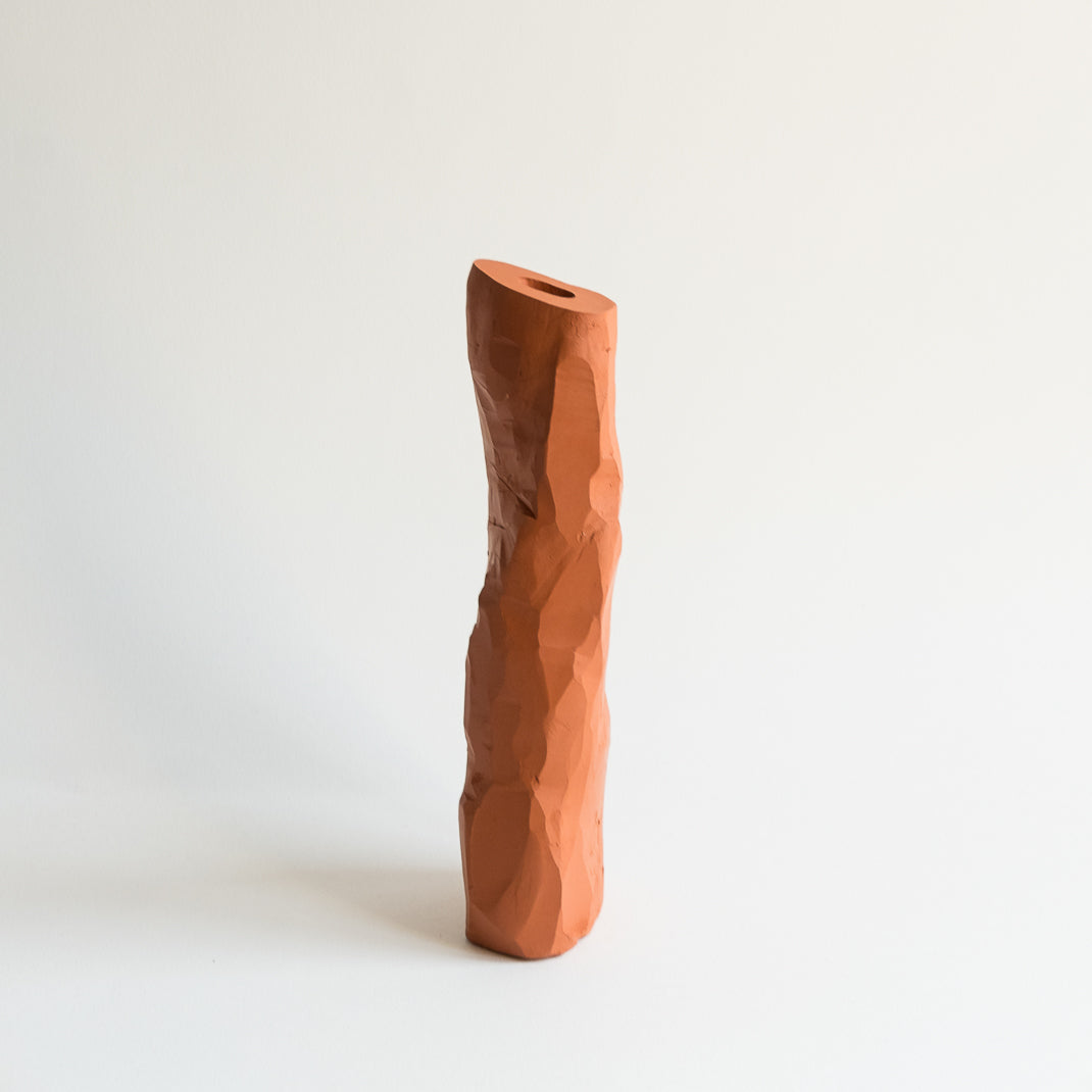 Vase issu de la collection Kume conçu par Emmanuelle Roule pour Brutal dans son atelier parisien.
