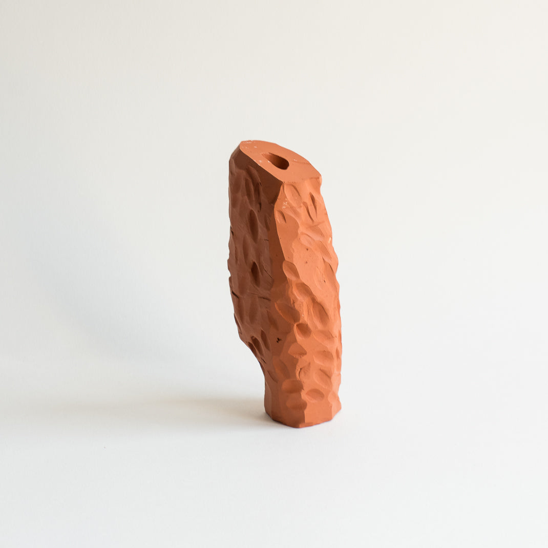 Vase issu de la collection Kume conçu par Emmanuelle Roule pour Brutal dans son atelier parisien.