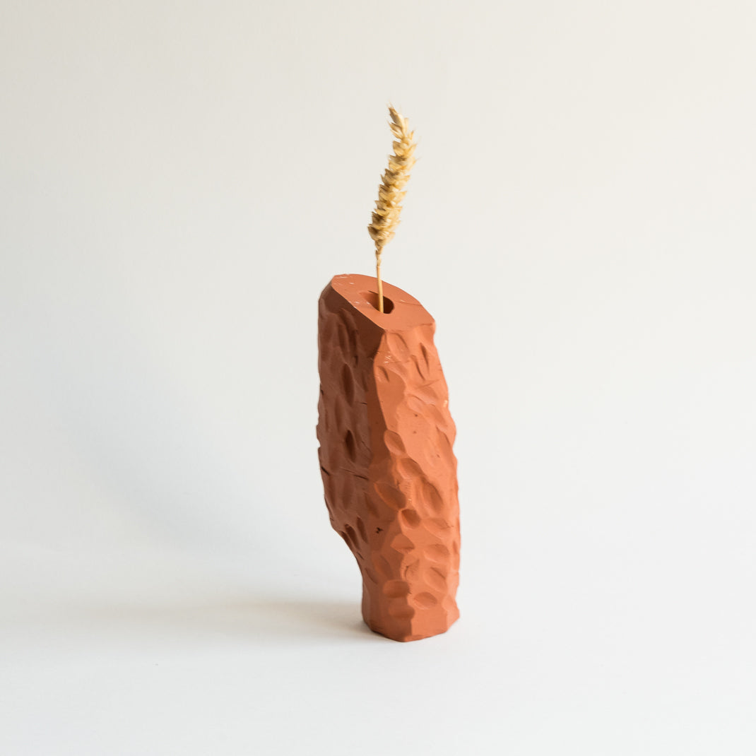 Vase issu de la collection Kume conçu par Emmanuelle Roule pour Brutal dans son atelier parisien.