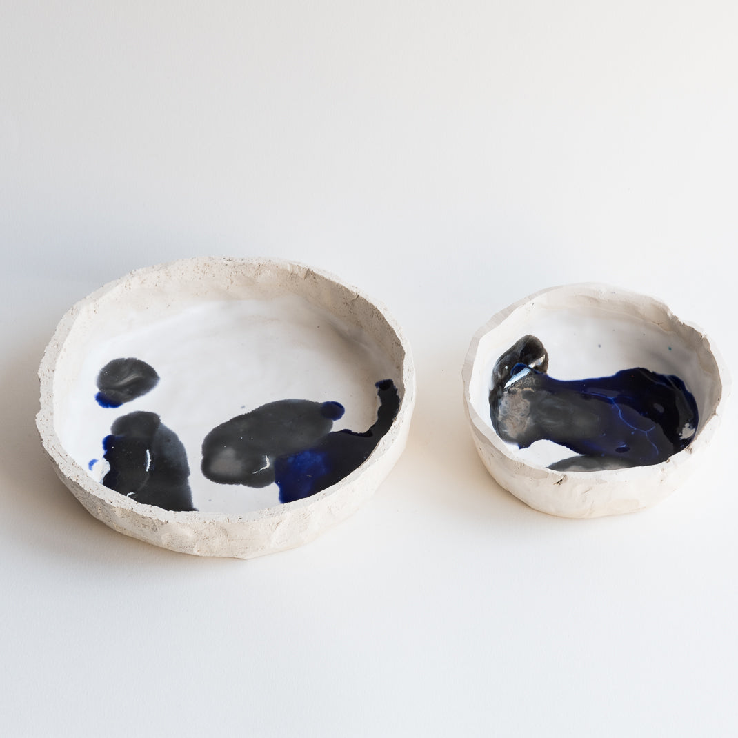 Assiette issue de la collection Alta conçue par Emmanuelle Roule pour Brutal dans son atelier parisien.