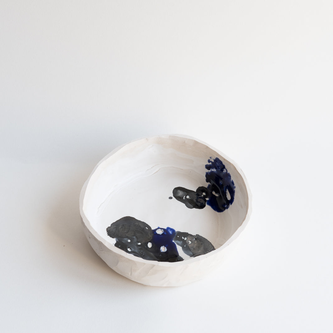 Assiette issue de la collection Alta conçue par Emmanuelle Roule pour Brutal dans son atelier parisien.