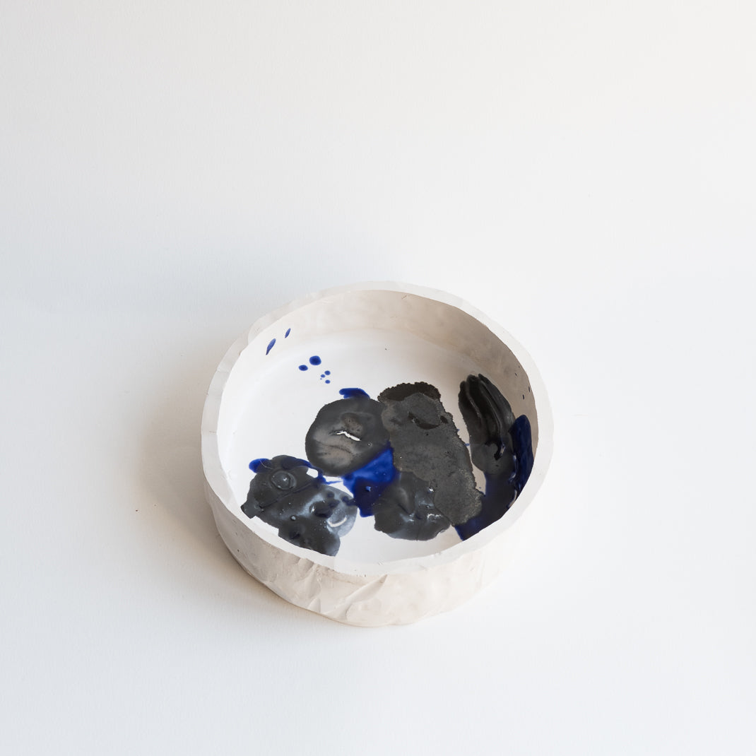 Assiette issue de la collection Alta conçue par Emmanuelle Roule pour Brutal dans son atelier parisien.