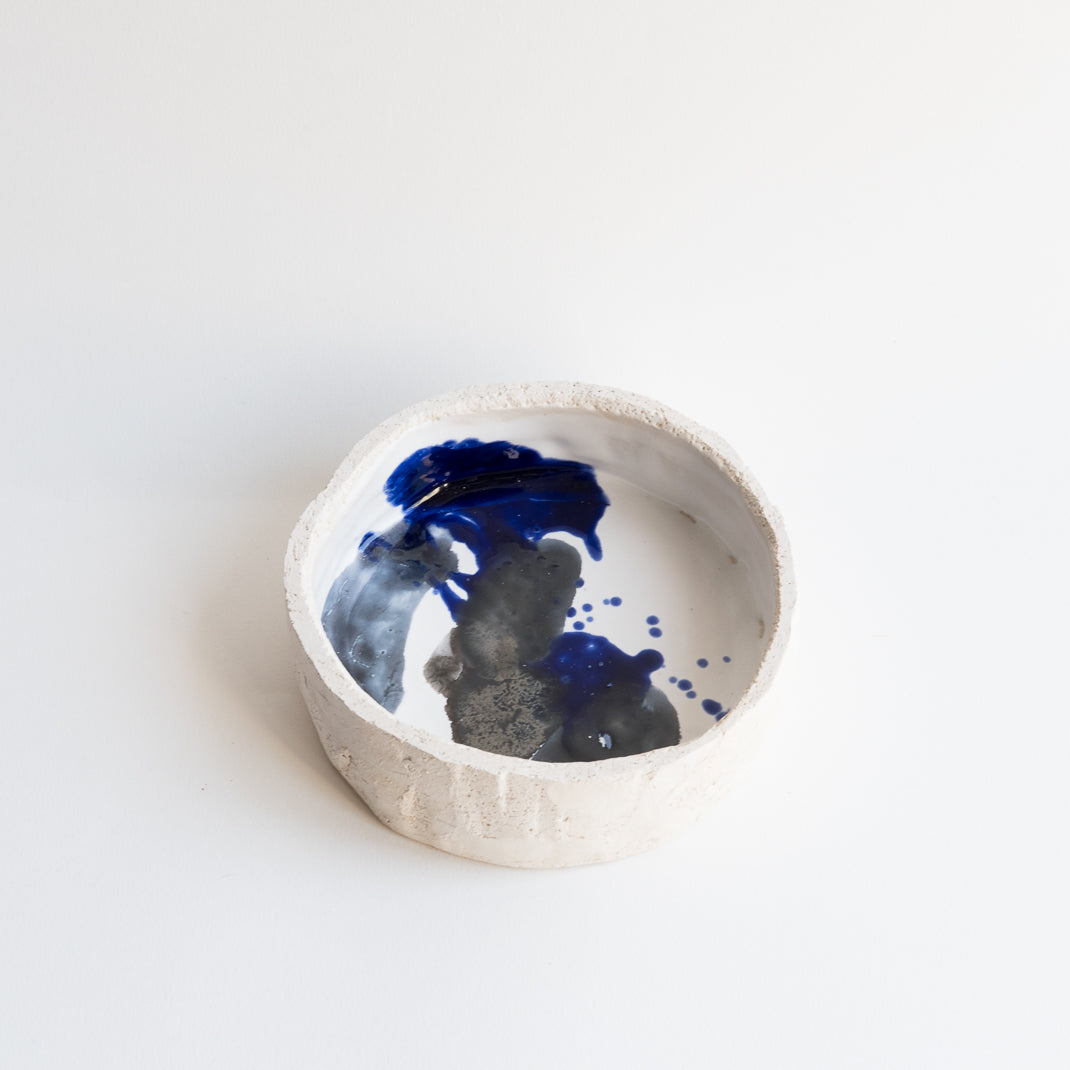 Assiette issue de la collection Alta conçue par Emmanuelle Roule pour Brutal dans son atelier parisien.