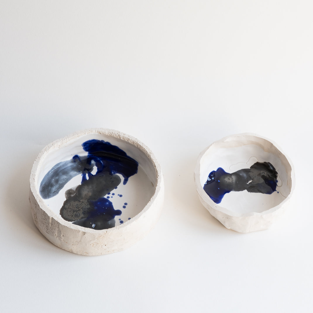Assiette issue de la collection Alta conçue par Emmanuelle Roule pour Brutal dans son atelier parisien.