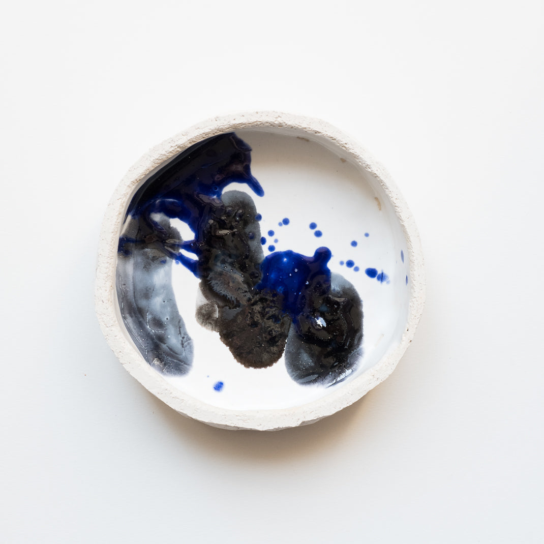 Assiette issue de la collection Alta conçue par Emmanuelle Roule pour Brutal dans son atelier parisien.