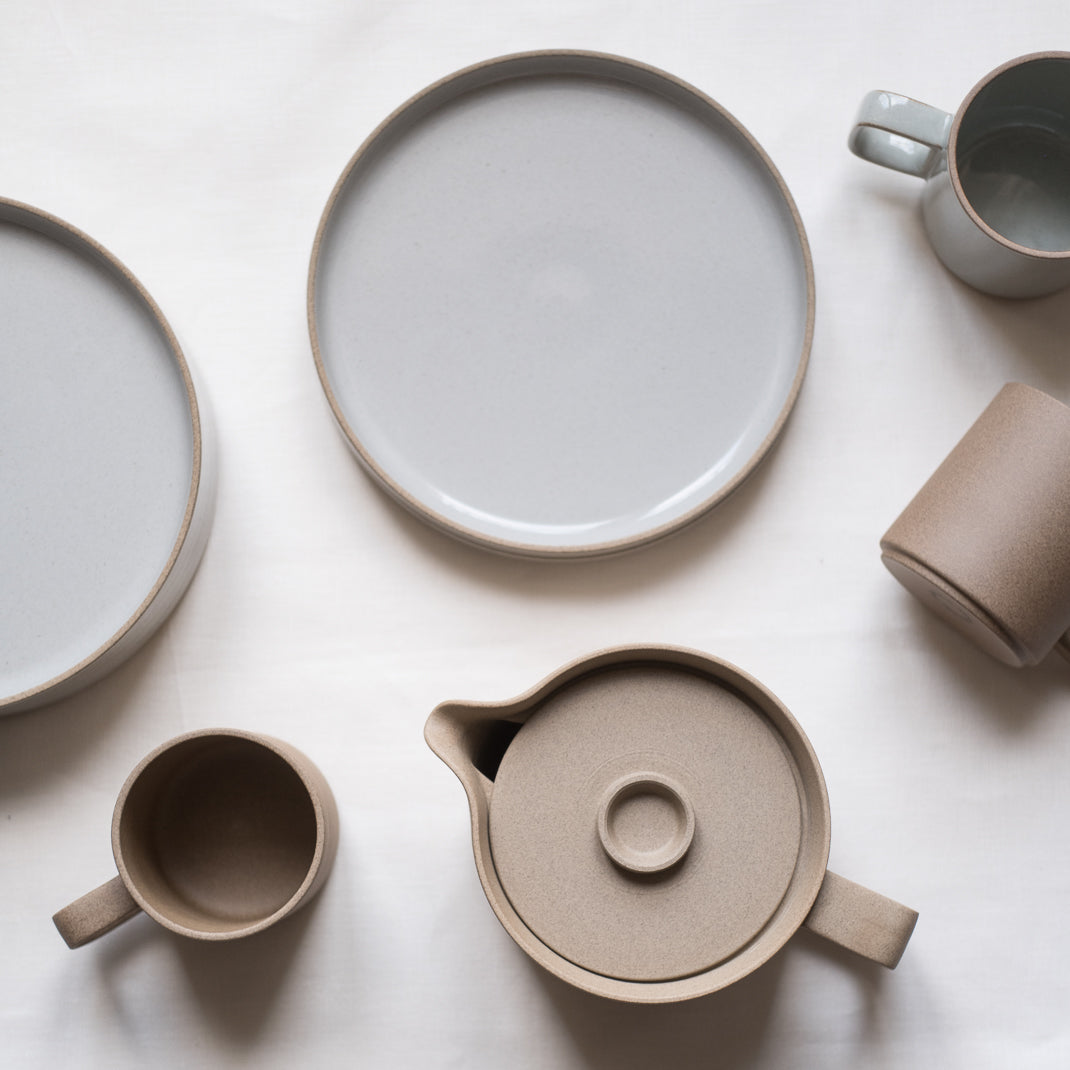 Assiette japonaise gris émaillé Hasami Porcelain, chez Brutal Ceramics