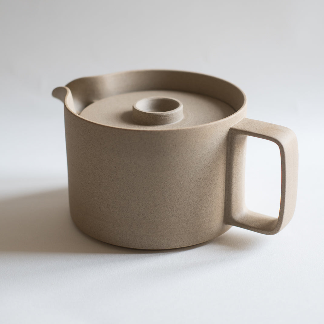 Théière japonaise Hasami en argile et porcelaine chez Brutal Ceramics