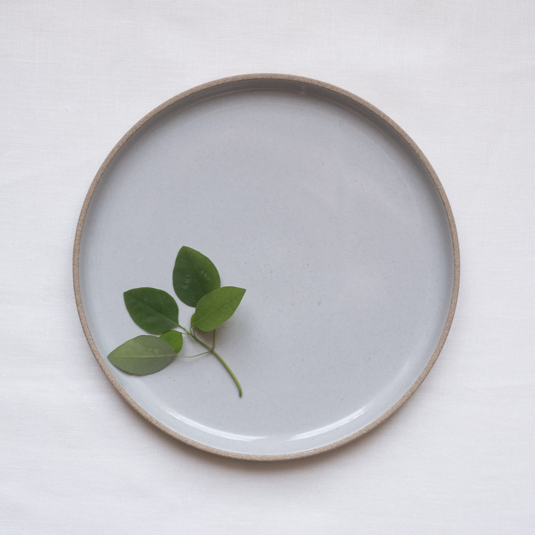 Assiette japonaise gris émaillé Hasami Porcelain, chez Brutal Ceramics