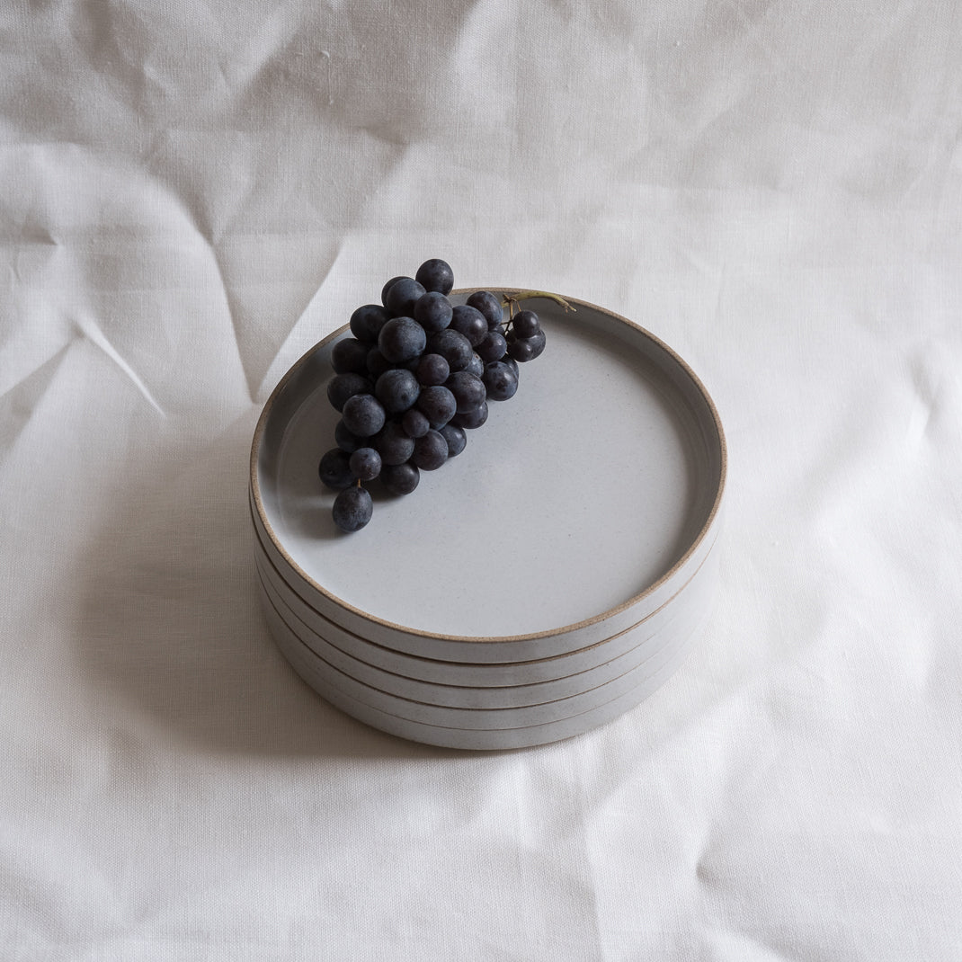 Assiette japonaise gris émaillé Hasami Porcelain, chez Brutal Ceramics