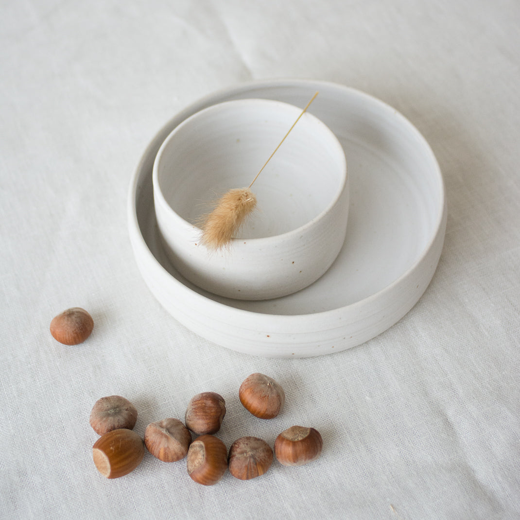 Tasse en grès blanc faite à la main dans l'atelier lyonnais d'Hortense Montarnal, céramiste