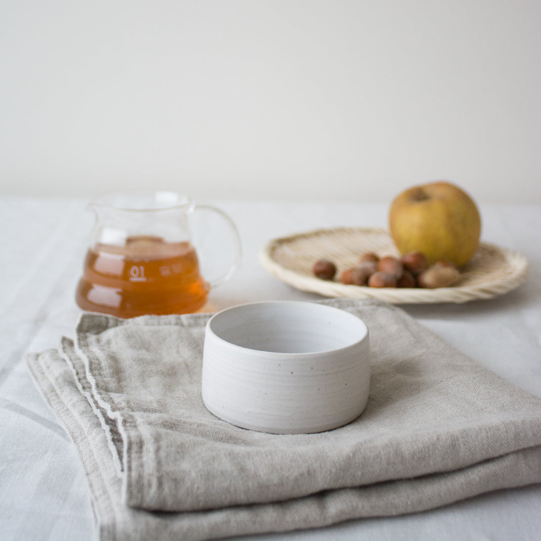 Tasse en grès blanc faite à la main dans l'atelier lyonnais d'Hortense Montarnal, céramiste