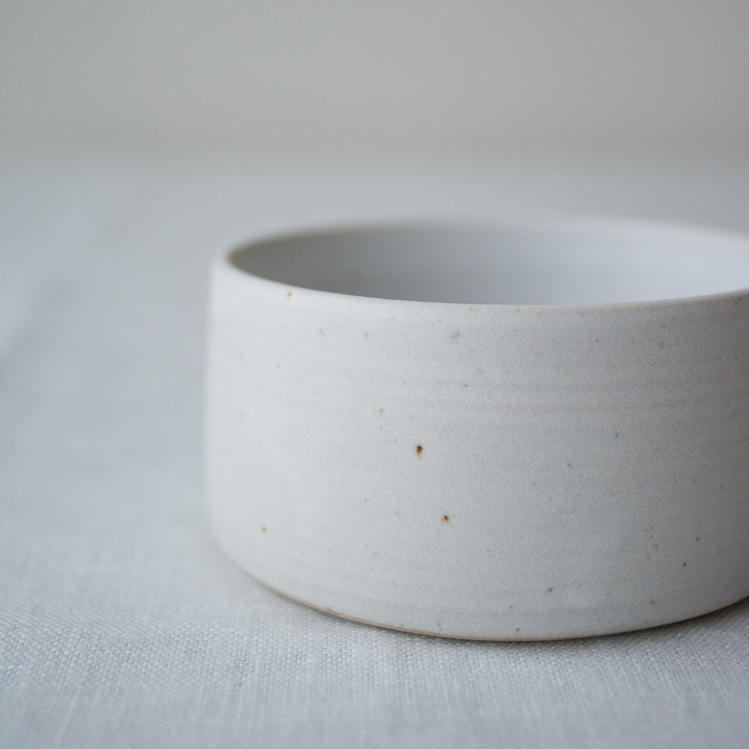 Tasse en grès blanc faite à la main dans l'atelier lyonnais d'Hortense Montarnal, céramiste