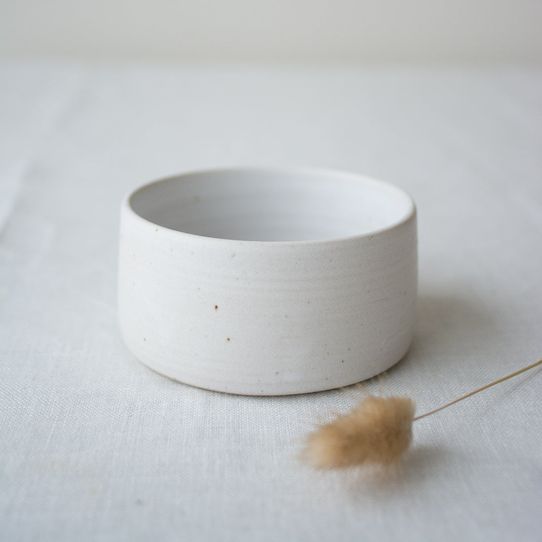 Tasse en grès blanc faite à la main dans l'atelier lyonnais d'Hortense Montarnal, céramiste