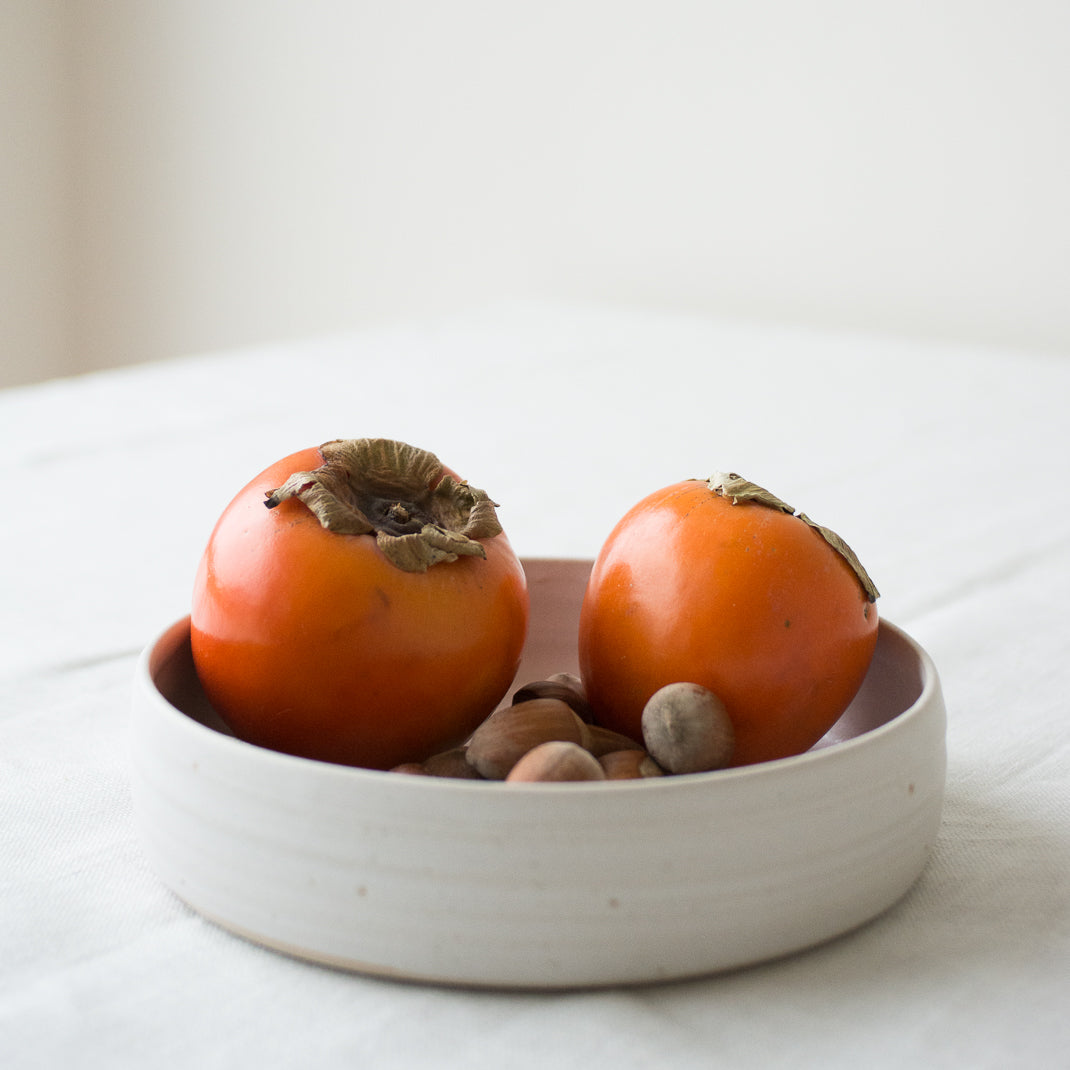 Assiette creuse faite à la main dans l'atelier lyonnais d'Hortense Montarnaln céramiste