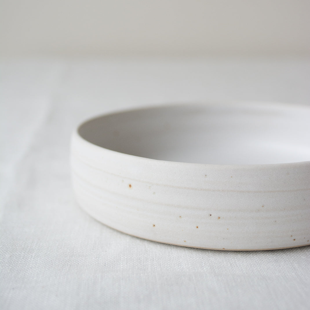 Assiette creuse faite à la main dans l'atelier lyonnais d'Hortense Montarnaln céramiste