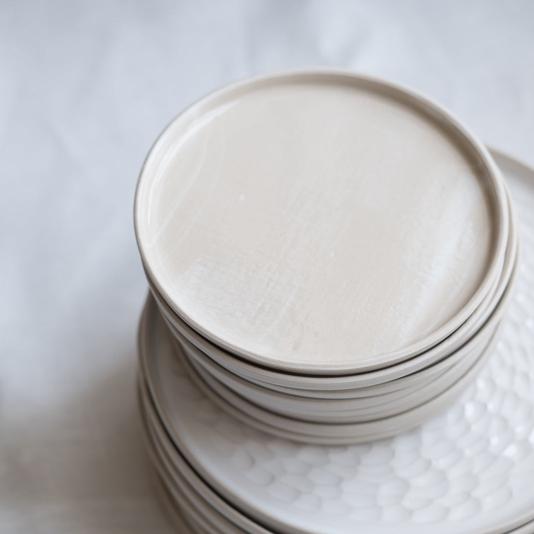 Assiette à dessert marbrée " Brume" fait à la main dans l'atelier lyonnais d'Hortense Montarnal