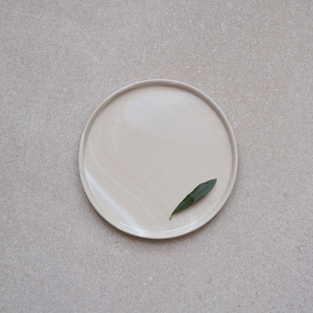 Assiette à dessert marbrée " Brume" fait à la main dans l'atelier lyonnais d'Hortense Montarnal