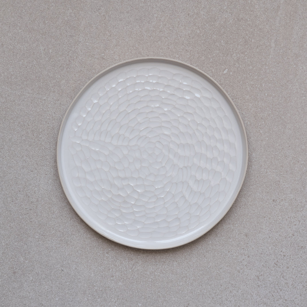 Assiette texturée Rose des Sables faite à la main dans l'atelier lyonnais de la céramiste Hortense Montarnal