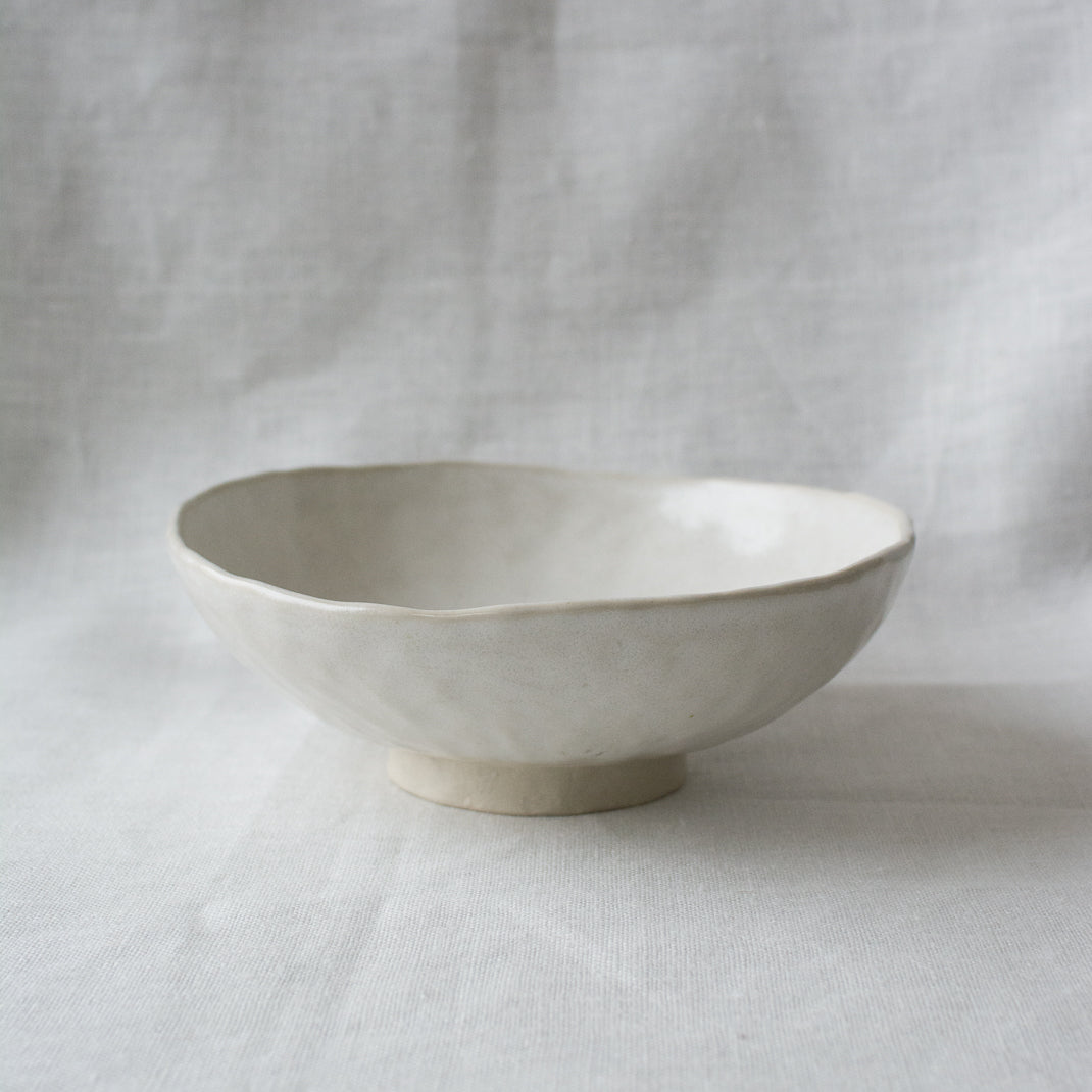 Bol ou saladier réalisé à la main par la céramiste Judith Lasry dans son atelier en bourgogne, pour Brutal Ceramics