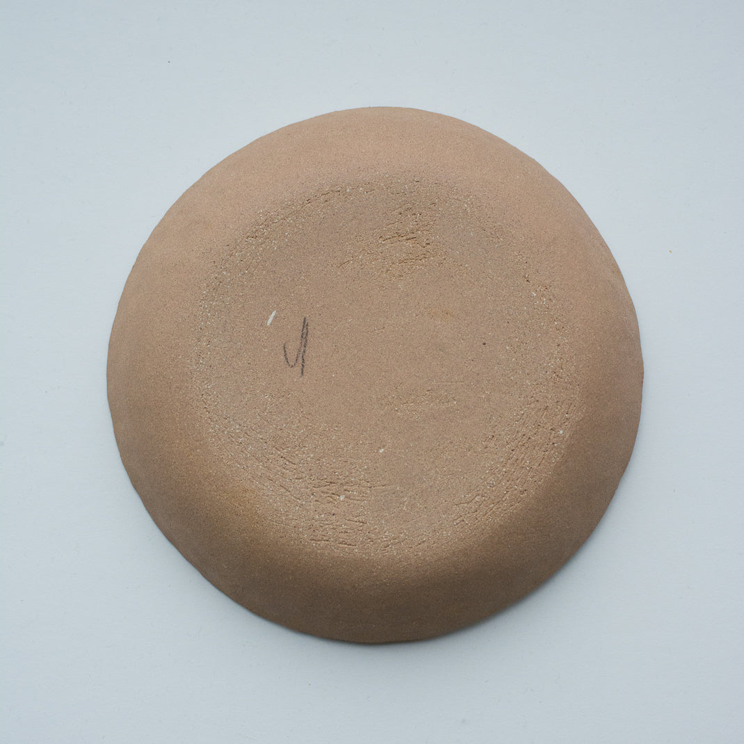 Assiette creuse réalisée à la main par la céramiste Judith Lasry dans son atelier en bourgogne, pour Brutal Ceramics