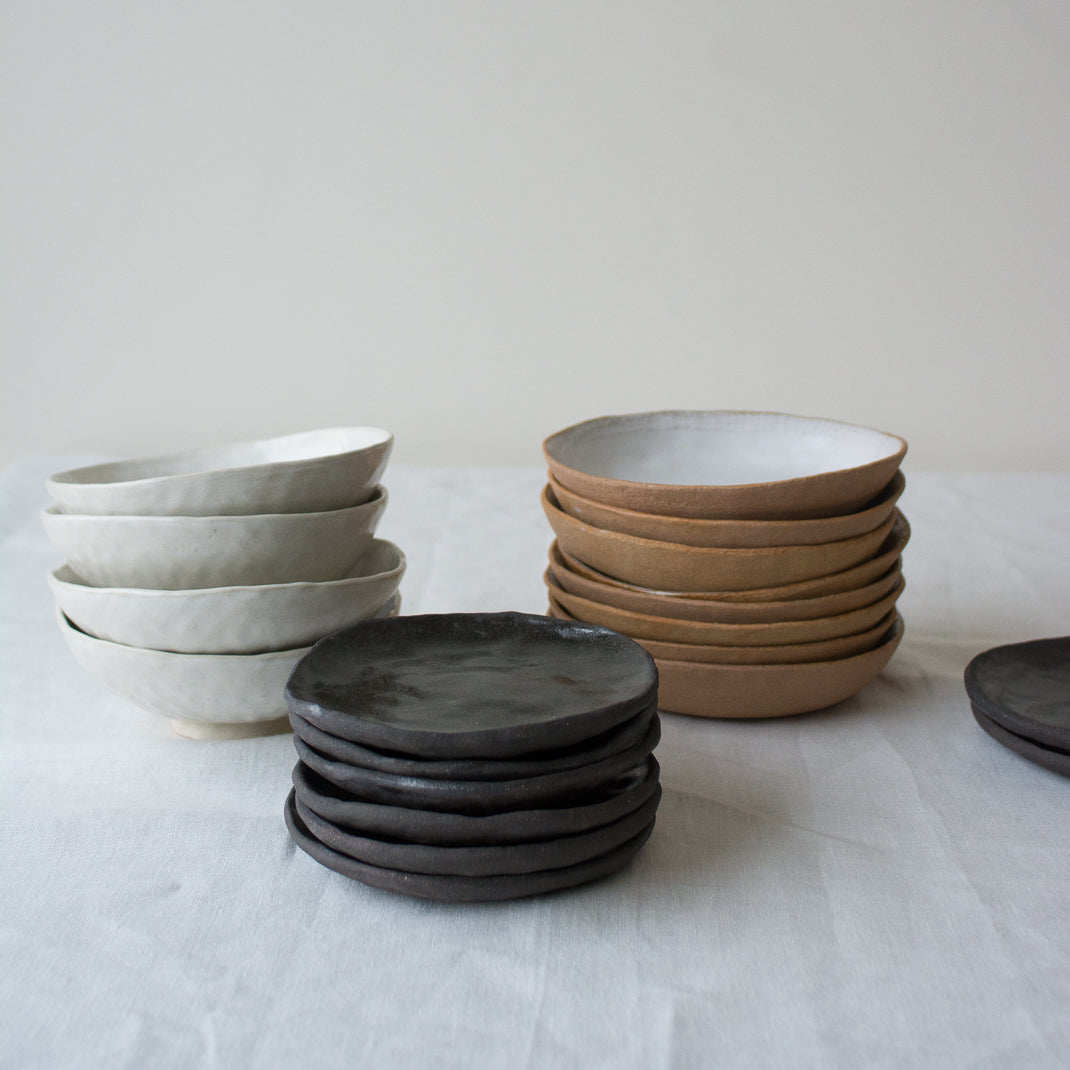Assiette à entrée/dessert en grès noir réalisée à la main par la céramiste Judith Lasry dans son atelier en bourgogne, pour Brutal Ceramics