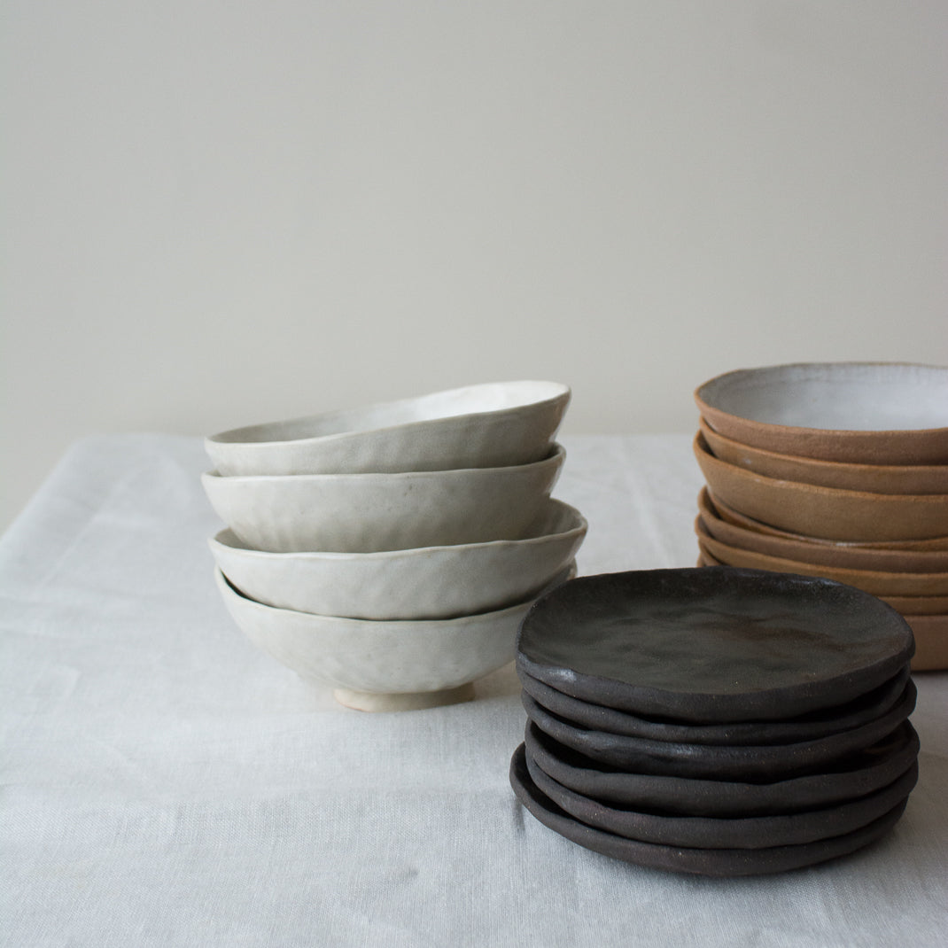 Bol ou saladier réalisé à la main par la céramiste Judith Lasry dans son atelier en bourgogne, pour Brutal Ceramics