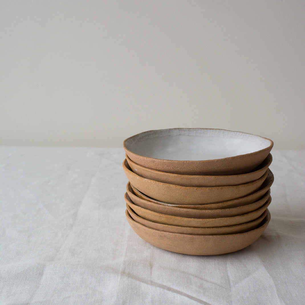 Assiette creuse réalisée à la main par la céramiste Judith Lasry dans son atelier en bourgogne, pour Brutal Ceramics