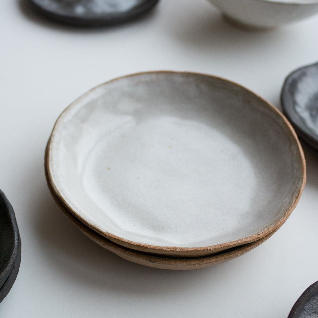 Assiette creuse réalisée à la main par la céramiste Judith Lasry dans son atelier en bourgogne, pour Brutal Ceramics