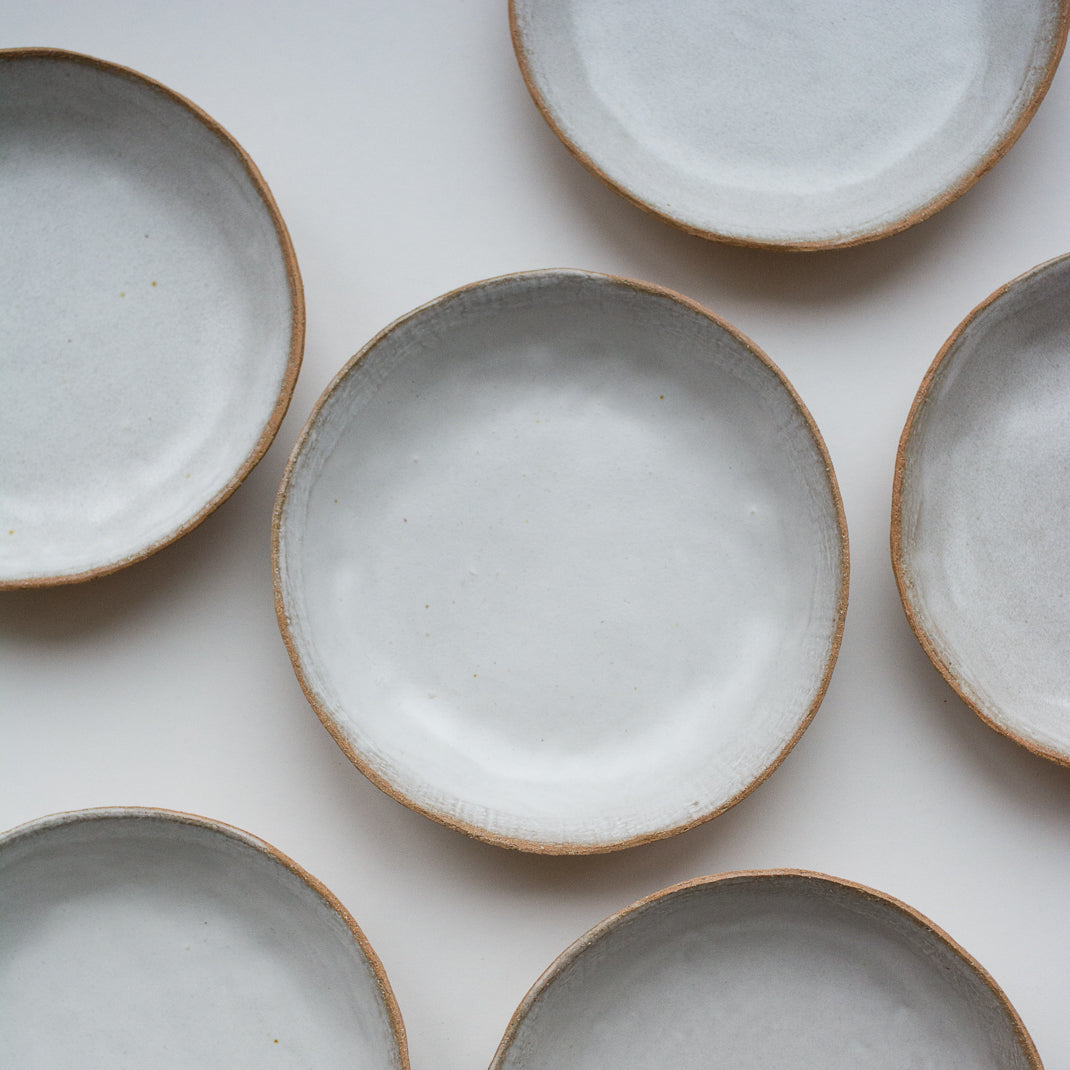 Assiette creuse réalisée à la main par la céramiste Judith Lasry dans son atelier en bourgogne, pour Brutal Ceramics