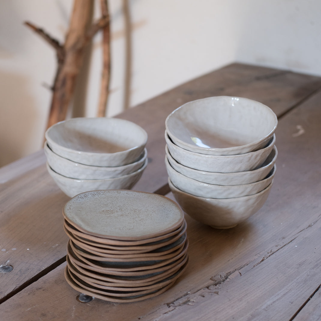 Bol ou saladier réalisé à la main par la céramiste Judith Lasry dans son atelier en bourgogne, pour Brutal Ceramics