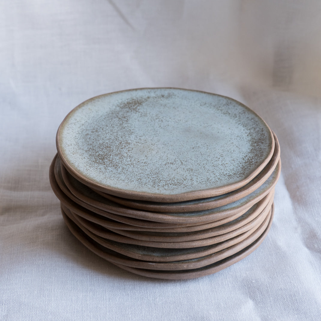 Assiette réalisée à la main par la céramiste Judith Lasry dans son atelier en bourgogne, pour Brutal Ceramics