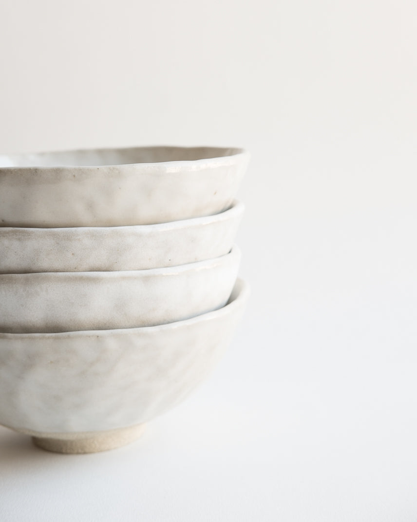 Bol ou saladier réalisé à la main par la céramiste Judith Lasry dans son atelier en bourgogne, pour Brutal Ceramics