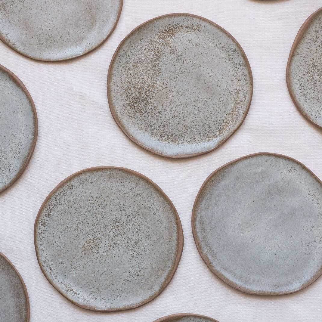 Assiette réalisée à la main par la céramiste Judith Lasry dans son atelier en bourgogne, pour Brutal Ceramics
