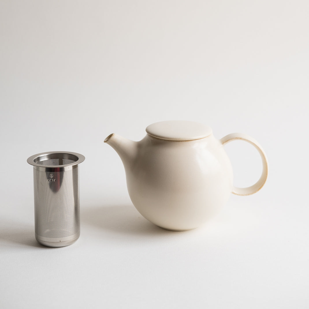 Théière Kinto de la collection Pebble a été faite dans la préfecture de Gifu au Japon à Tono, connue comme l'une des régions les plus connues de la production de céramique au Japon.