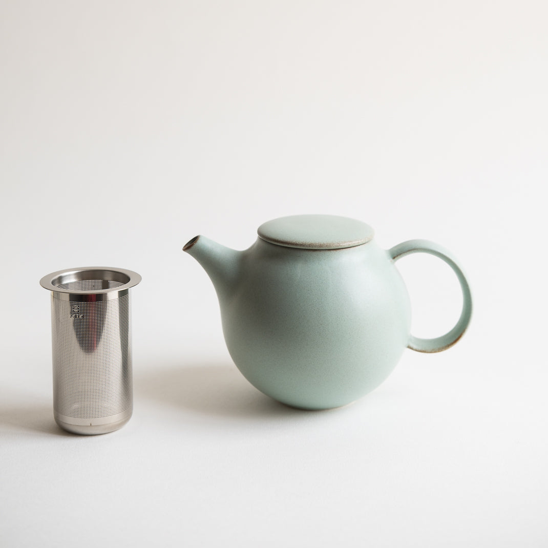 Théière Kinto de la collection Pebble a été faite dans la préfecture de Gifu au Japon à Tono, connue comme l'une des régions les plus connues de la production de céramique au Japon.