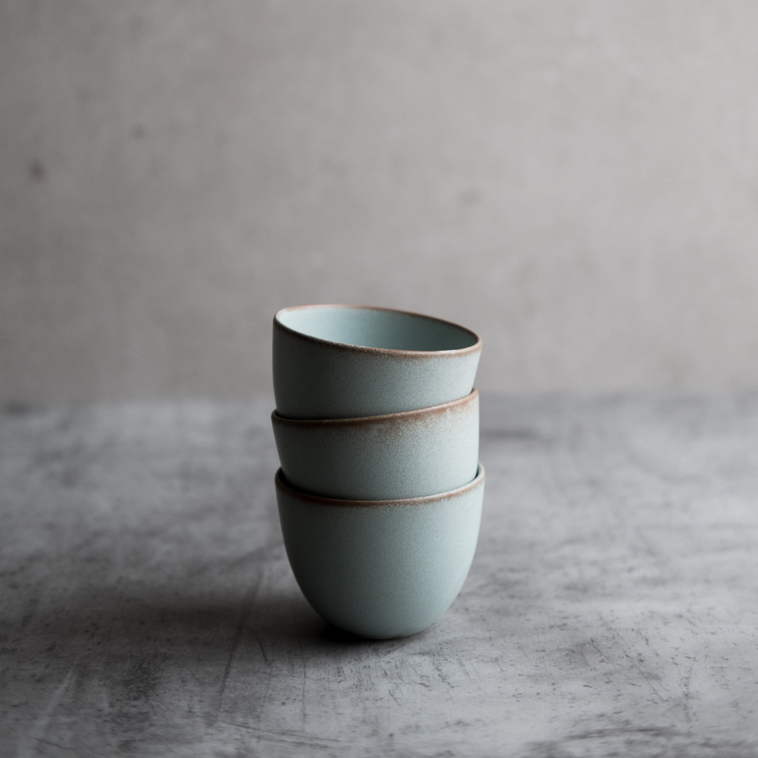 Tasse Kinto de la collection Pebble a été faite dans la préfecture de Gifu au Japon à Tono, connue comme l'une des régions les plus connues de la production de céramique au Japon.