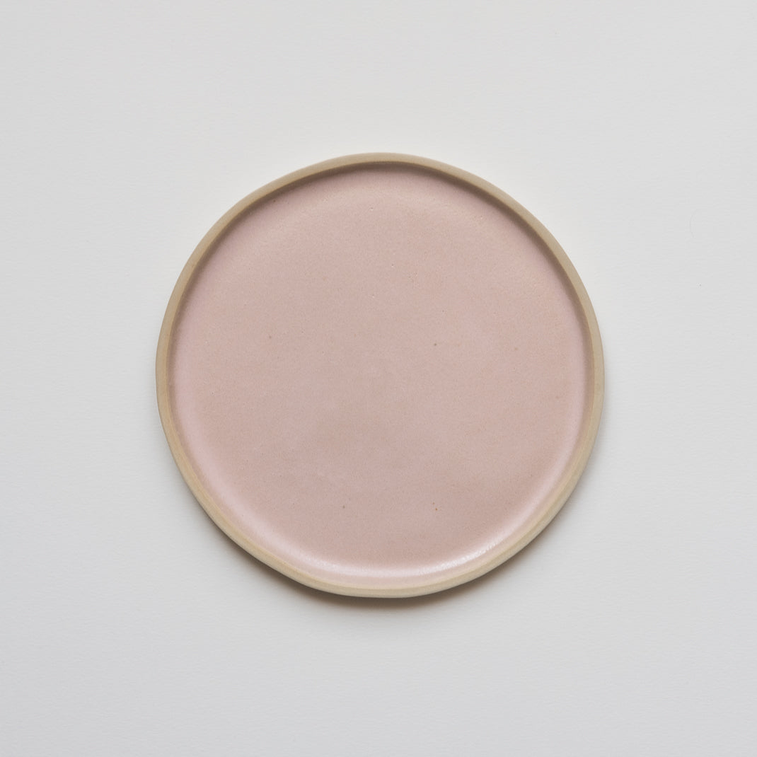Assiette à dessert rose en grès émaillé de Laurette Broll, céramiste