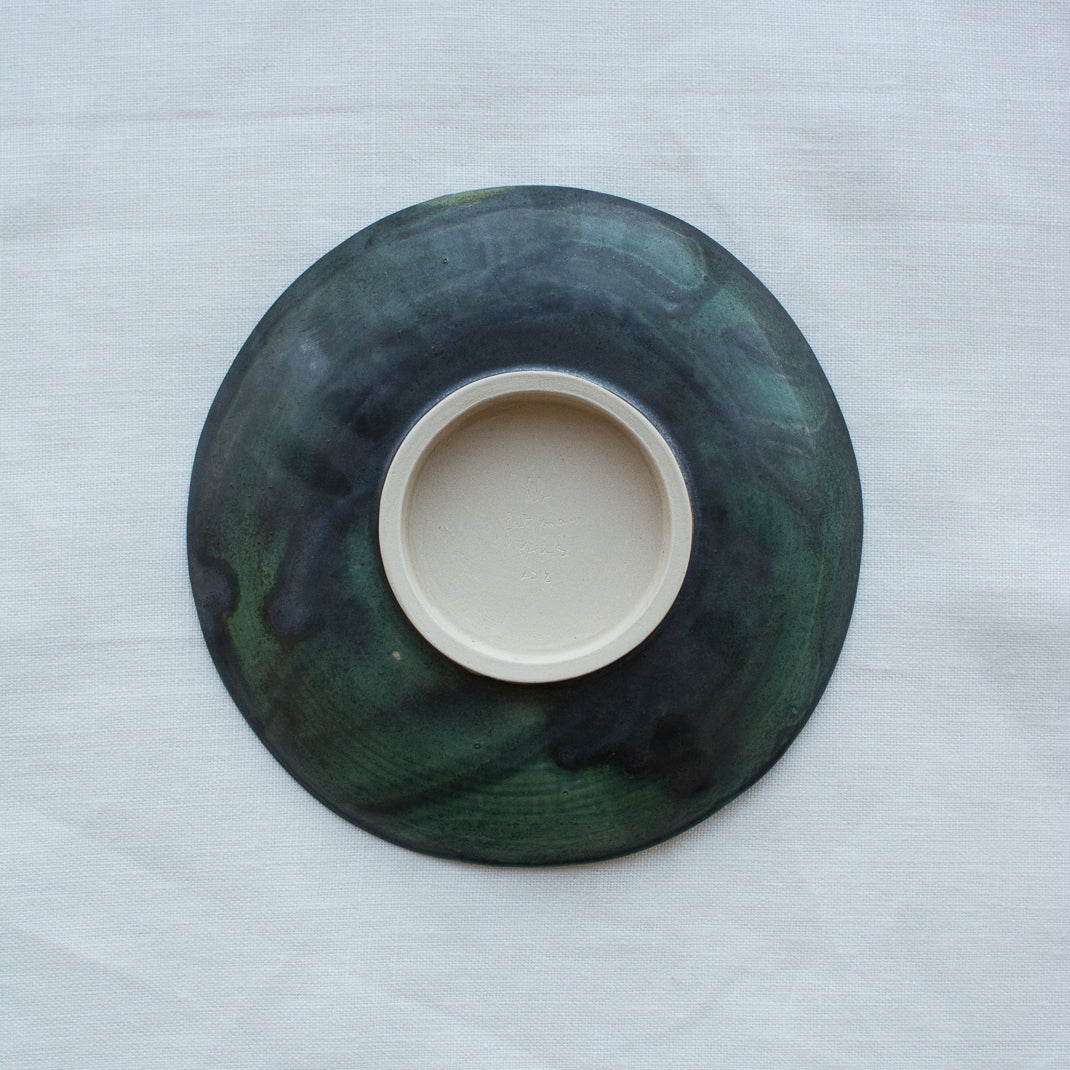 Assiette suspendue bleu de minuit en grès de Laurette Broll, en vente chez Brutal Ceramics