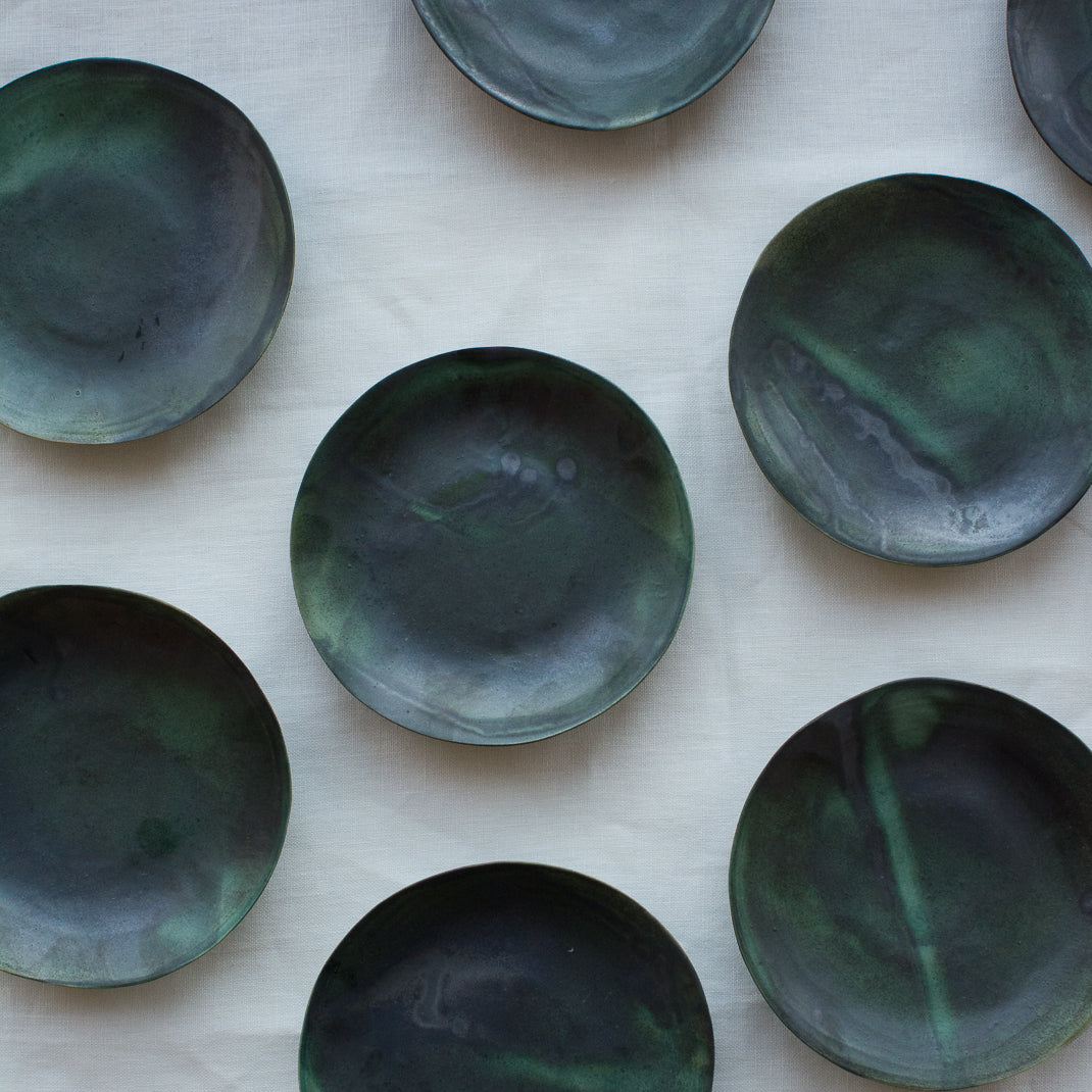 Assiette suspendue bleu de minuit en grès de Laurette Broll, en vente chez Brutal Ceramics