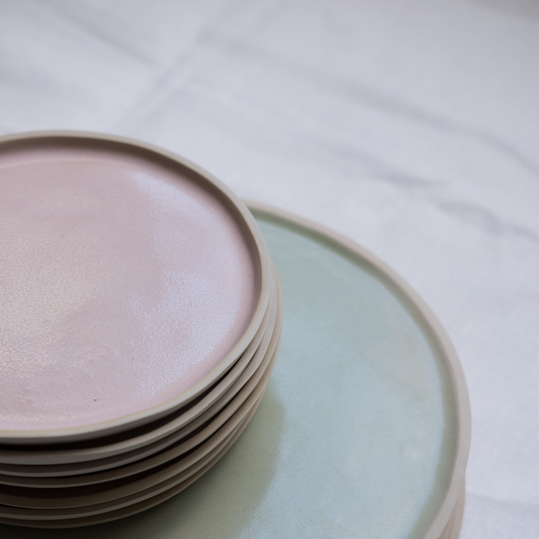 Assiette en grès émaillé céladon de Laurette Broll, céramiste