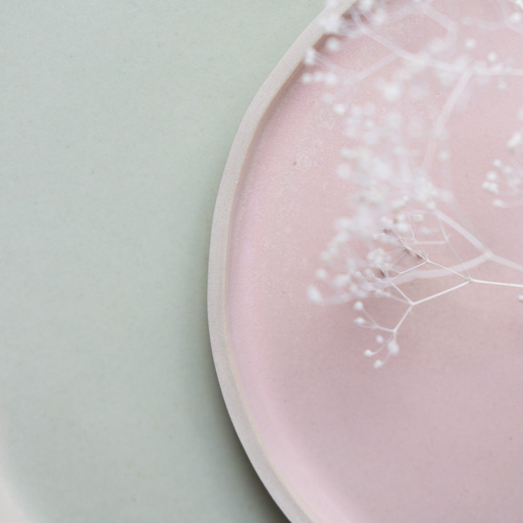 Assiette à dessert rose en grès émaillé de Laurette Broll, céramiste