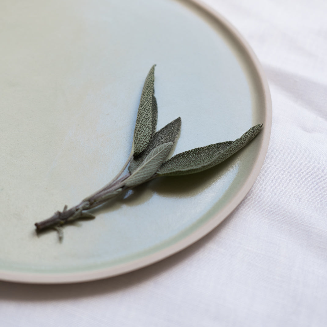 Assiette en grès émaillé céladon de Laurette Broll, céramiste