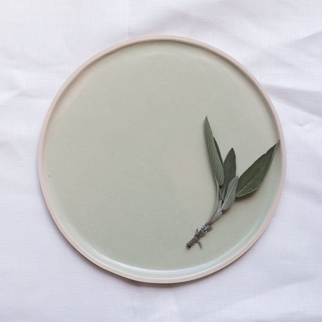 Assiette en grès émaillé céladon de Laurette Broll, céramiste