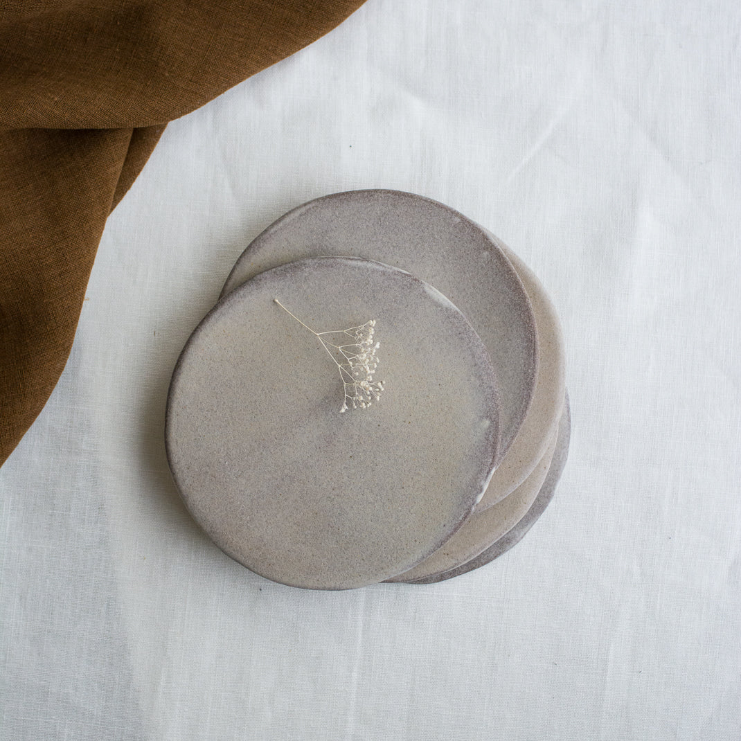 Assiette marron glacé en grès réalisée par Marion Graux, céramiste