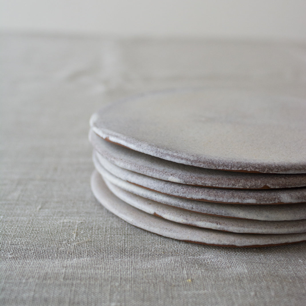 Assiette marron glacé en grès réalisée par Marion Graux, céramiste